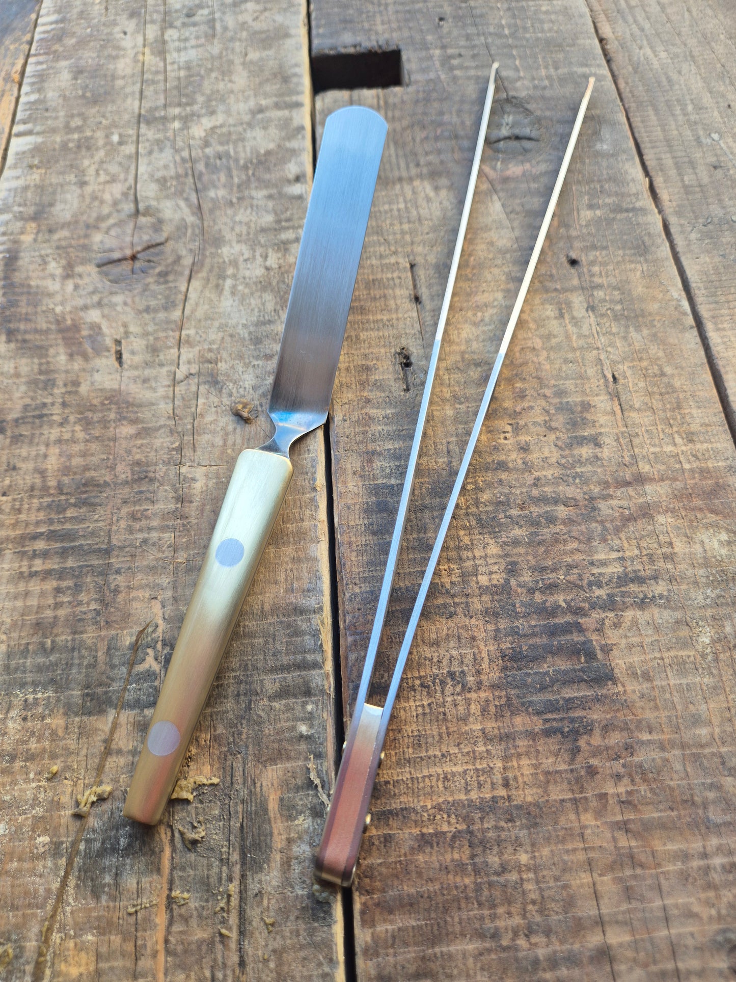 Pinza e spatola di Ottone