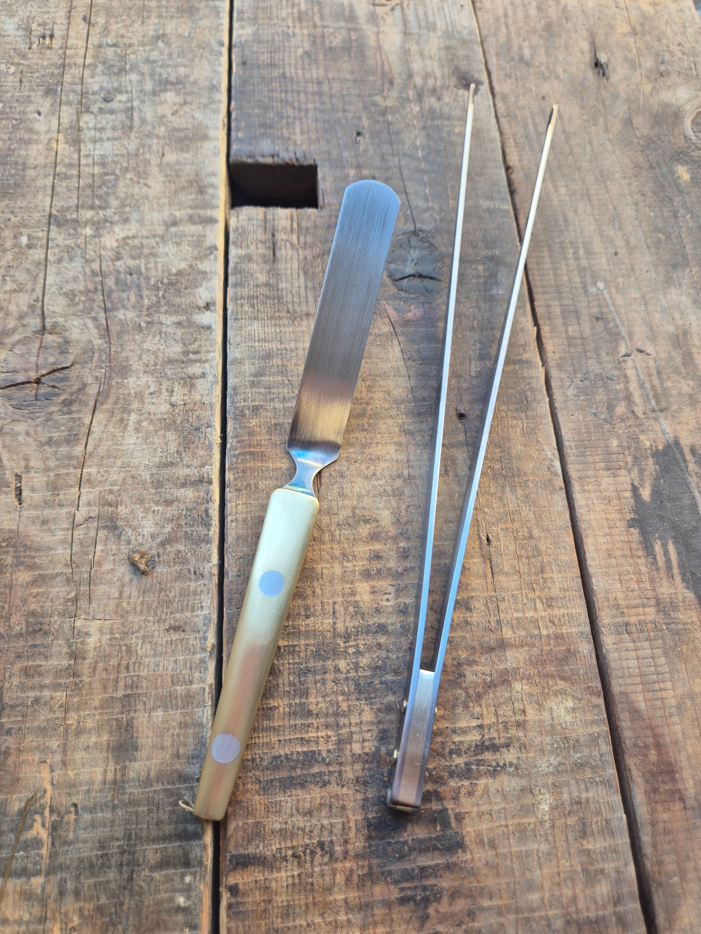 Pinza e spatola di Ottone
